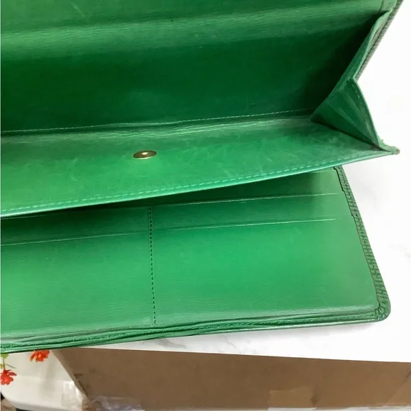 GUC Louis Vuitton Green Epi Sarah Wallet - Picture 6 of 8